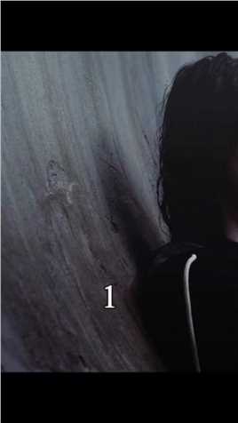 女人被困光滑的曲面，稍微一动，就会掉入万丈深渊