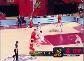 胡金秋：大长臂一伸将球抄走，抢断加反击一条龙暴扣；