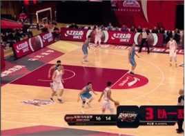 贺希宁：背后运球过人杀篮下，面对三人上篮不惧包夹；