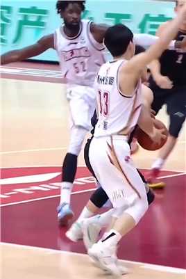 #CBA  【郭艾伦被怼脸 怼人者满脸不屑 】