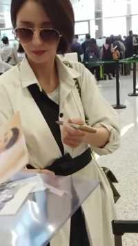 佟丽娅在机场用左手为粉丝签名，真的太美了！