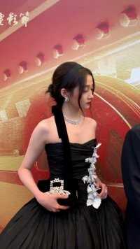 关晓彤暗黑公主造型，这次的造型也太性感了，上海国际电影节开幕式