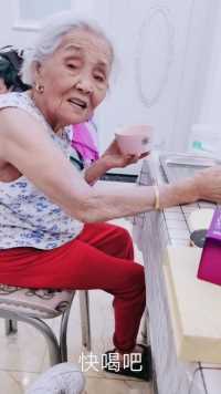 百岁奶奶让赵强喝鸡蛋水，你敢不喝，我揍死你😂😂
