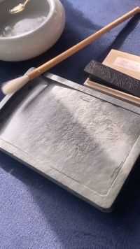 拿老师的墨砚来练毛笔，果然下笔有神，下次写作业偷偷用！