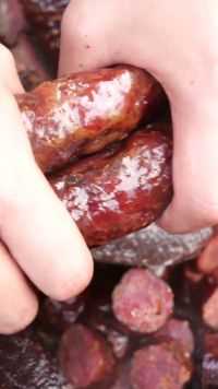 自家猪肉做的腊肠都是纯肉做的