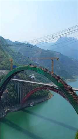 贵州大山里，一座正在修建的大桥，下面就是长江！！