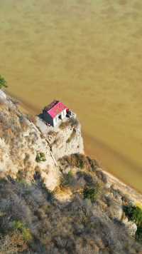 黄河悬崖边的房子，有水有电你能住多久？