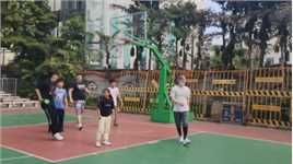 大年初二在公园偶遇老外与中国小伙子打篮球。小姑娘也参与了，棒棒哒！