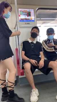 小伙坐地铁，竟有女生主动相拥，一旁的兄弟别提多羡慕！