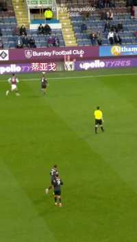 就好像精灵在球场跳起了舞🕺 #足球  #这波操作很秀