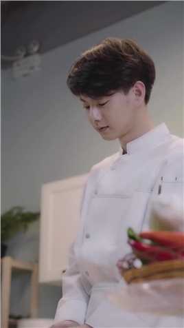 两个女人一起攻略帅气厨师，这是什么体验？