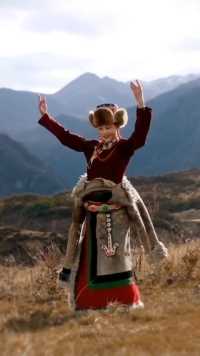 草原上的藏族女子，穿传统服饰，跳正宗的藏族舞！