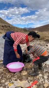 藏族的孩子，用雪山融化的水洗头发，身体素质强健！