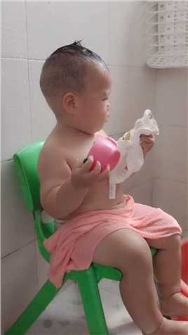 原来老公是这样给宝宝洗澡的，难怪每次洗澡都会传出惨叫声。#搞笑 