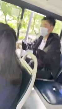 郑恺在济南录制跑男，不料掉队，妻子苗苗跟着别人去划船