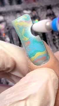 指甲上做个来瓶器