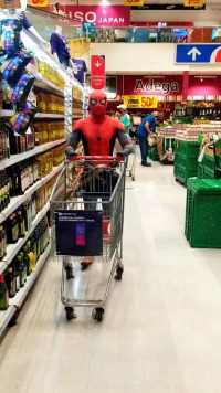 国外男子装扮蜘蛛侠逛超市，惊呆了路人