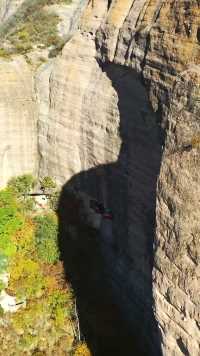 河北大山中发现一石窟，竟然建在悬崖绝壁上，据说也有1000多年 。