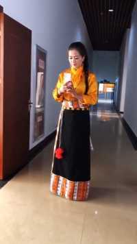 高挑的藏族女孩，十分引人注目，娶回家还很温柔！