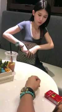 王阿姨介绍的相亲对象，第一次见面还没吃饭就说想吐，递了张纸给我就走了，我该怎么办