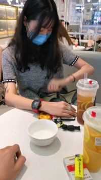 王阿姨介绍的相亲对象，今天第一次见面，递了个碗和筷子给我，这是什么意思