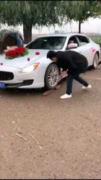 玛莎拉蒂太珍贵了，都得拿砖头垫上，弄坏了我们可赔不起！