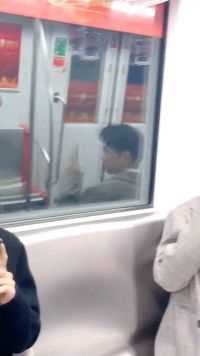 现在偷拍都这么光明正大的吗，接下来我应该干嘛