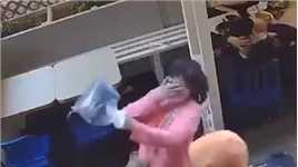 美国55岁华裔女子在曼哈顿遭黑人重拳击脸，瞬间跌坐在地一动不动。