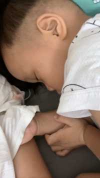 冬天你们贴着也就算了，这么热的天，你们是怕我冷着还是咋滴，一点缝儿也不给我留