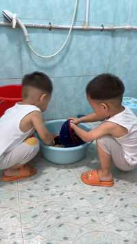 会自己洗自己衣服了，洗不洗的干净无所谓，这个端正的态度值得表扬