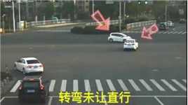 路口被撞，上海一女司机当场不服，为啥我全责？