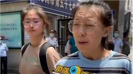 郑州一女生走出考场，称文综巨难无比，这表情也看不出有啥不开心的！