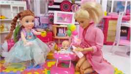 芭比娃娃叫醒了大宝和小宝宝，帮她们换上漂亮裙子收拾书包去上课