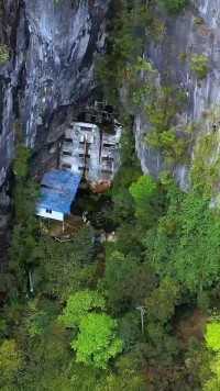 贵州大山悬崖峭壁发现一山洞
