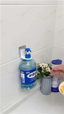 沐浴露洗洁精都可以挂在墙上，清理台面更加方便