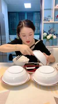 妈妈天天玩手机也不给我们做饭，今天我们好好给她做一顿手机饭