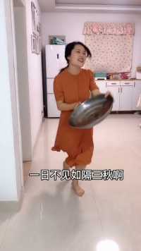 老公发工资回家没有想到老婆竟然这样做，结果尴尬了