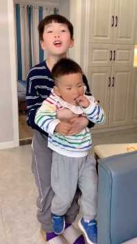 弟弟这么小打一顿也不会记仇，反正只要不打我就行