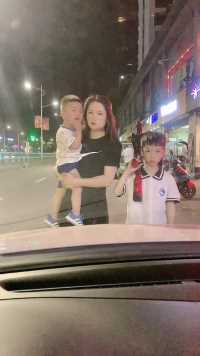 兄弟们，你们各自玩开心点，哥今晚是出不去了，这就是传说中的大路虎吗？