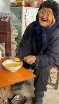 102岁的奶奶说：现在条件好了想吃元宵就能吃上，我们小时候饭都吃不上，能吃上野菜的算好