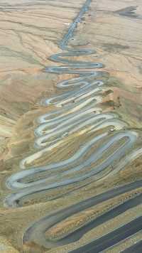 新疆帕米尔高原上的盘龙古道，全长70多公里，近600个S弯，能开上去的都是老司机，你敢来挑战吗？