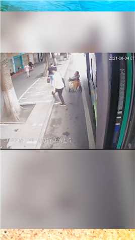 柳州男子坐轮椅倒追公交车，随后发生的事令人飙泪