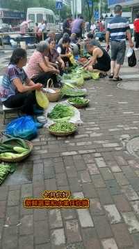 每天早上和半下午勤劳的大爷大娘等人都会聚集在菜市场外的固定点来卖新鲜的蔬果