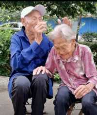 百岁夫妻携手度过82年金婚  你就是陪着我到老的女人   这就是爱情