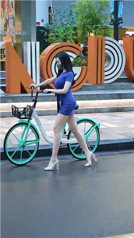 这么好看的小姐姐也要骑自行车上班吗
