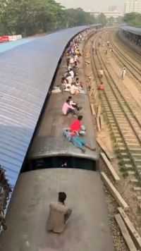 孟加拉国的火车是可以坐在车顶上的