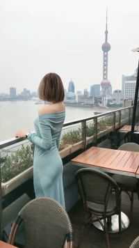 上海外滩偶遇时尚的美女，这样的气质和身材，才配得上叫都市丽人。  