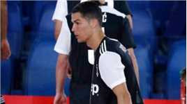 C罗也有坑儿子的时候！首夺意甲冠军奖杯都拿不稳了，迷你罗无奈躺枪