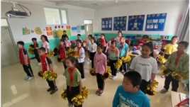 戴眼镜那小孩 我希望你能够认真对待现在所做的每一件事 因为那都是你成长中美好的回忆 不要留下遗憾