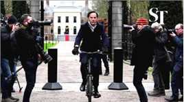 荷兰内阁因儿童福利丑闻辞职：首相骑自行车找国王引记者围拍